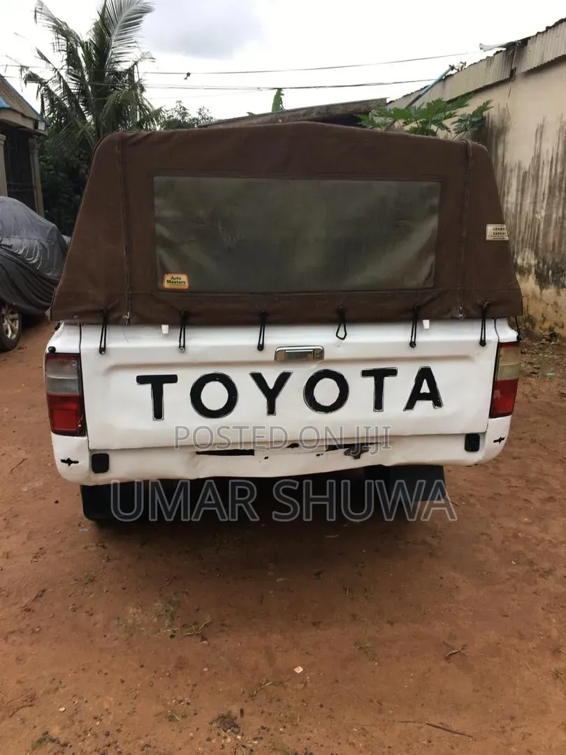 Toyota Hilux 1998 White
