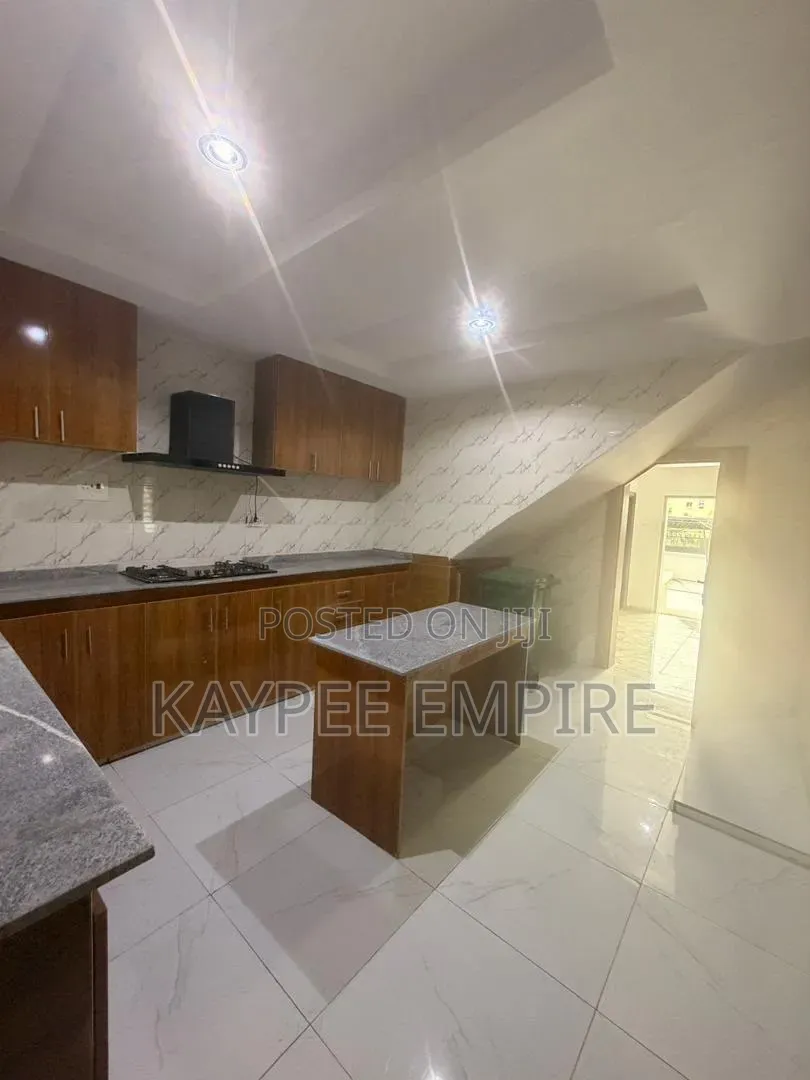 5bdrm Townhouse / Terrace in Mabushi for rent