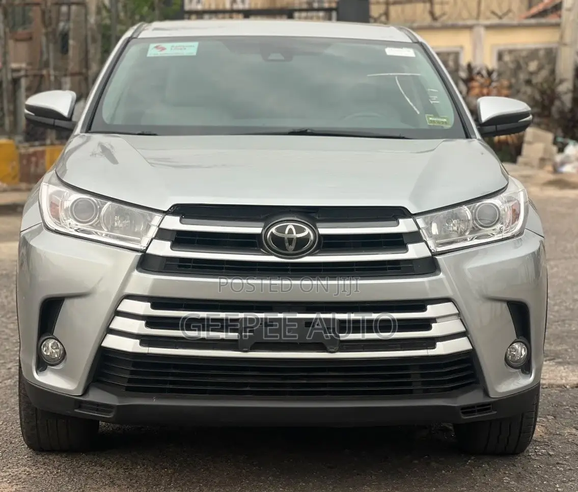 Toyota Highlander LE 4x4 V6 (3.5L 6cyl 8A) 2017 Gray