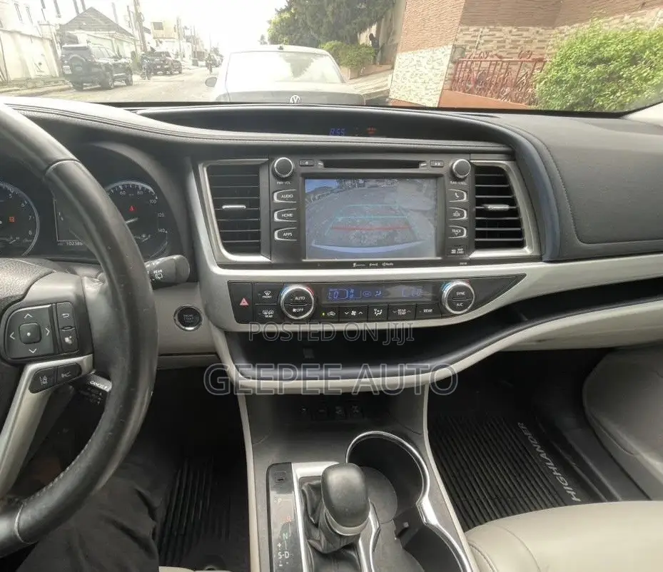 Toyota Highlander LE 4x4 V6 (3.5L 6cyl 8A) 2017 Gray
