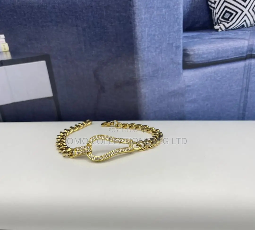 Exquisite Women’s Classy Bracelet – Gold Fashion Bracelet for Ladies