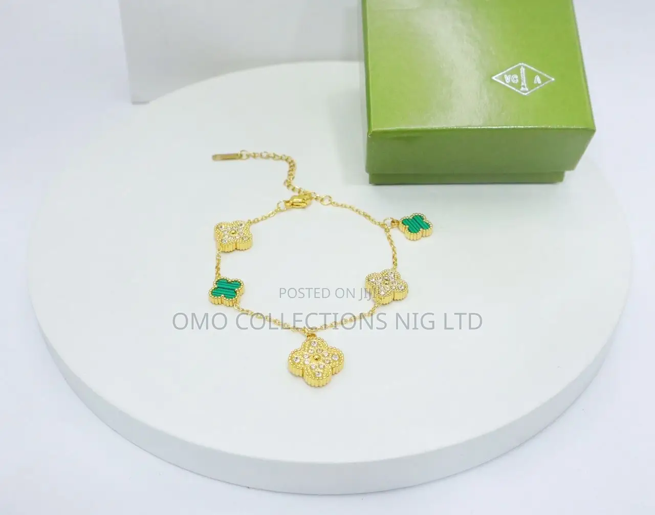 Van Cleef Women’s Luxury Bracelet – Available in Green and Red