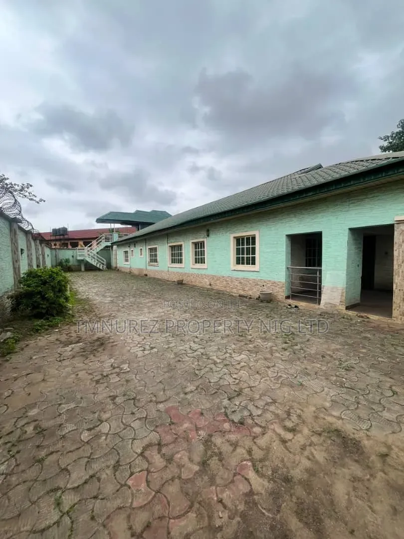 12bdrm Bungalow in Western Avenue for sale