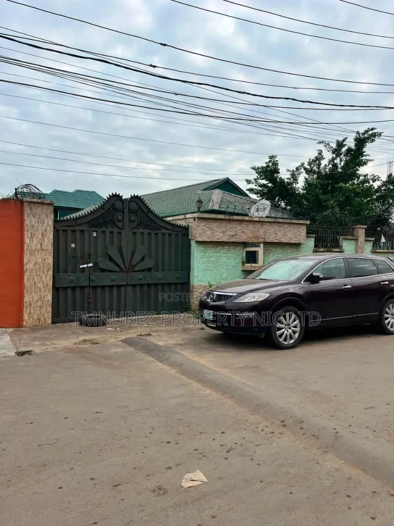 12bdrm Bungalow in Western Avenue for sale