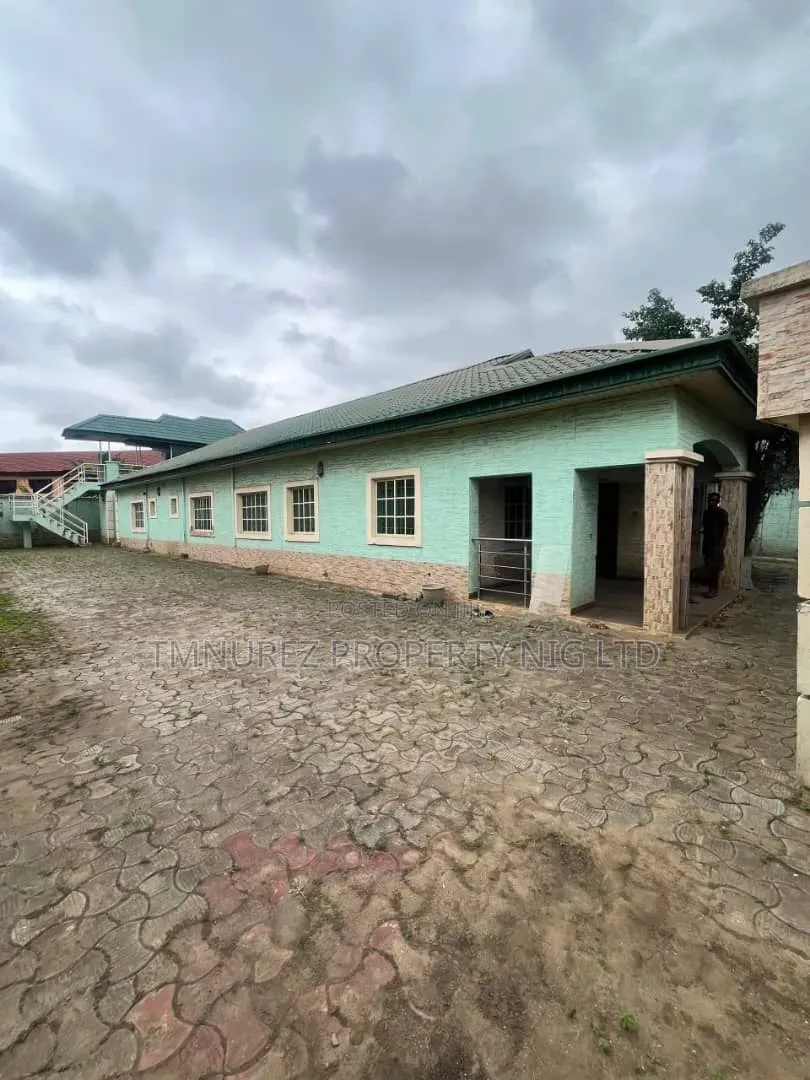 12bdrm Bungalow in Western Avenue for sale