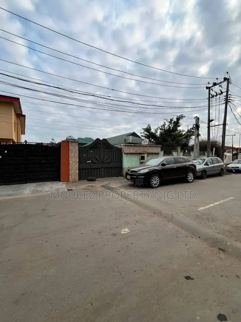 12bdrm Bungalow in Western Avenue for sale