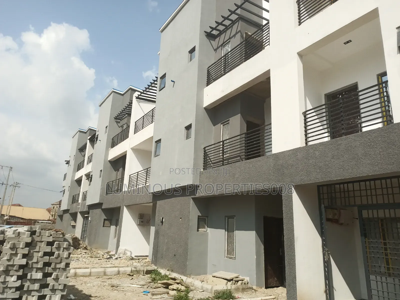4bdrm Duplex in Tangerine Exquisite, Life Camp for sale