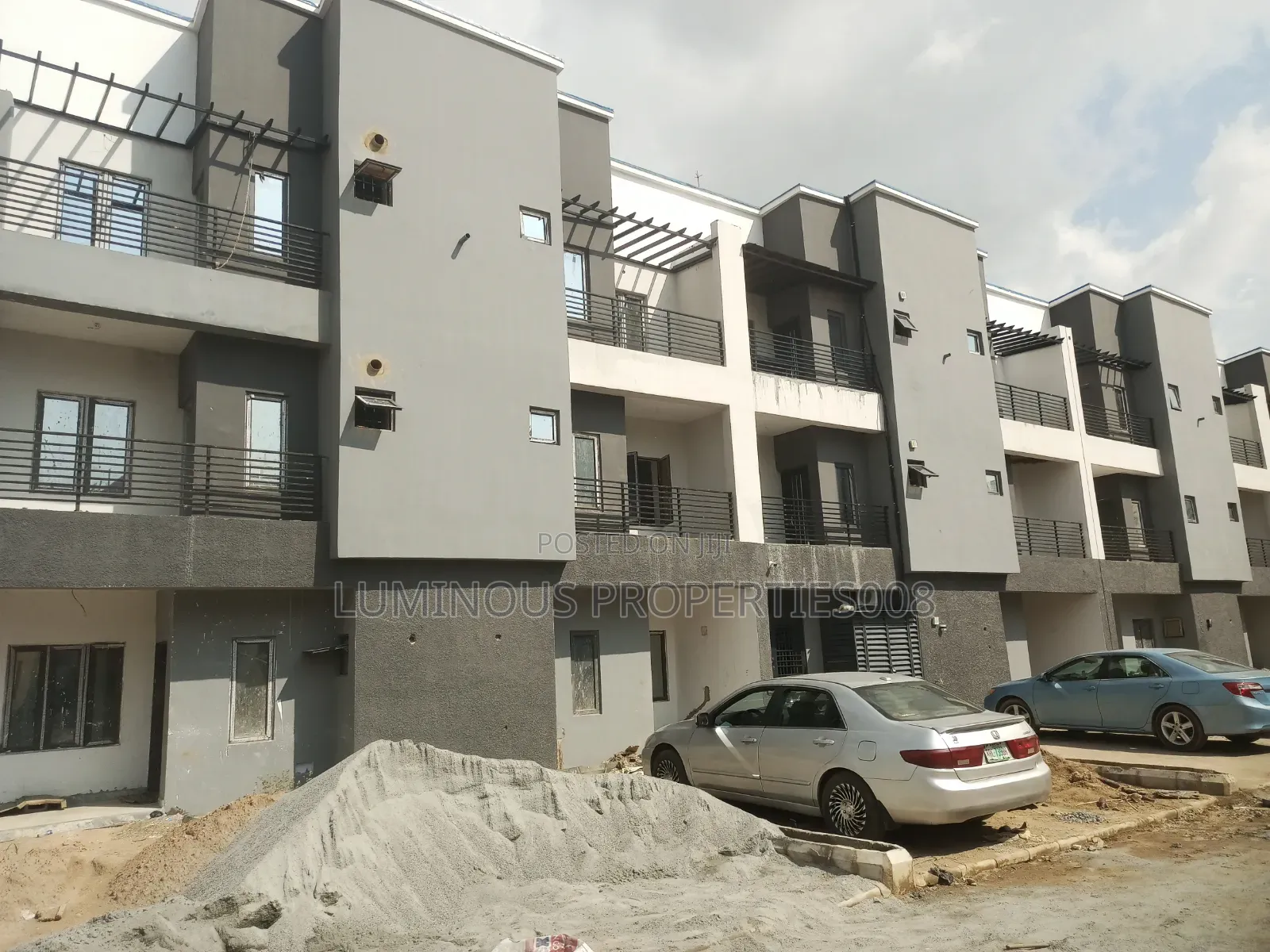 4bdrm Duplex in Tangerine Exquisite, Life Camp for sale