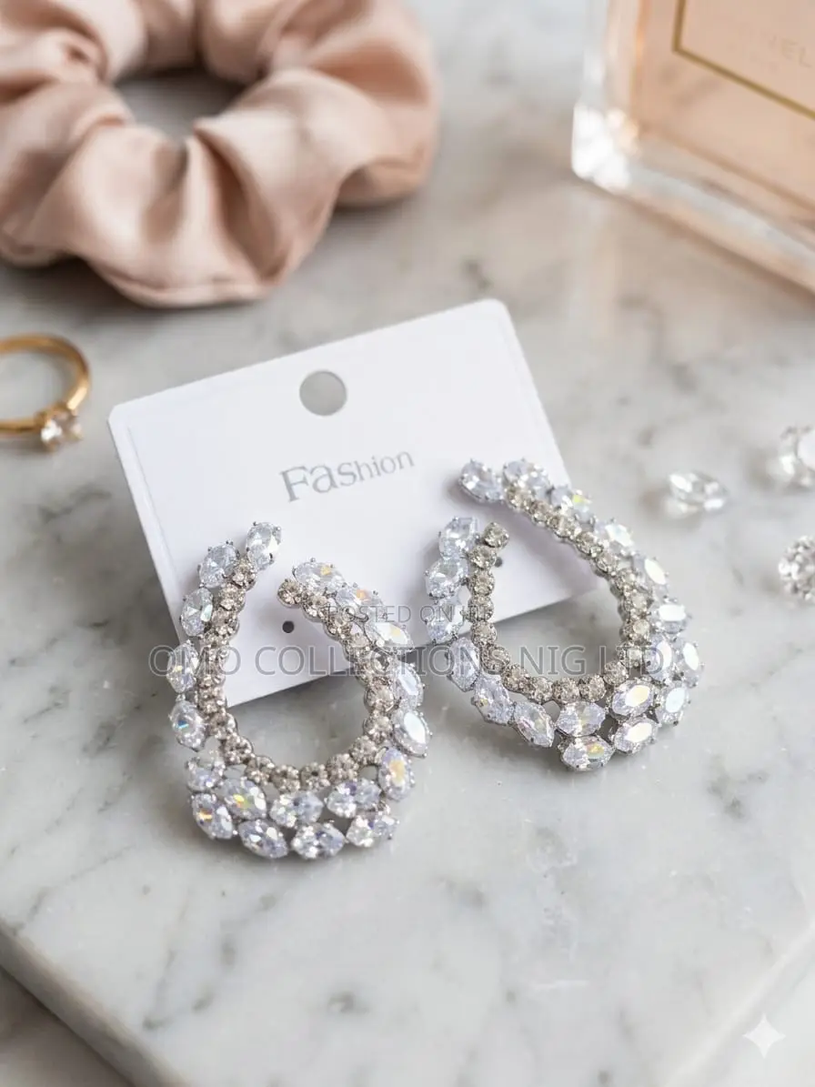 Exquisite Ladies’ Shaped Crystal Statement Earrings–Sparkling Earrings