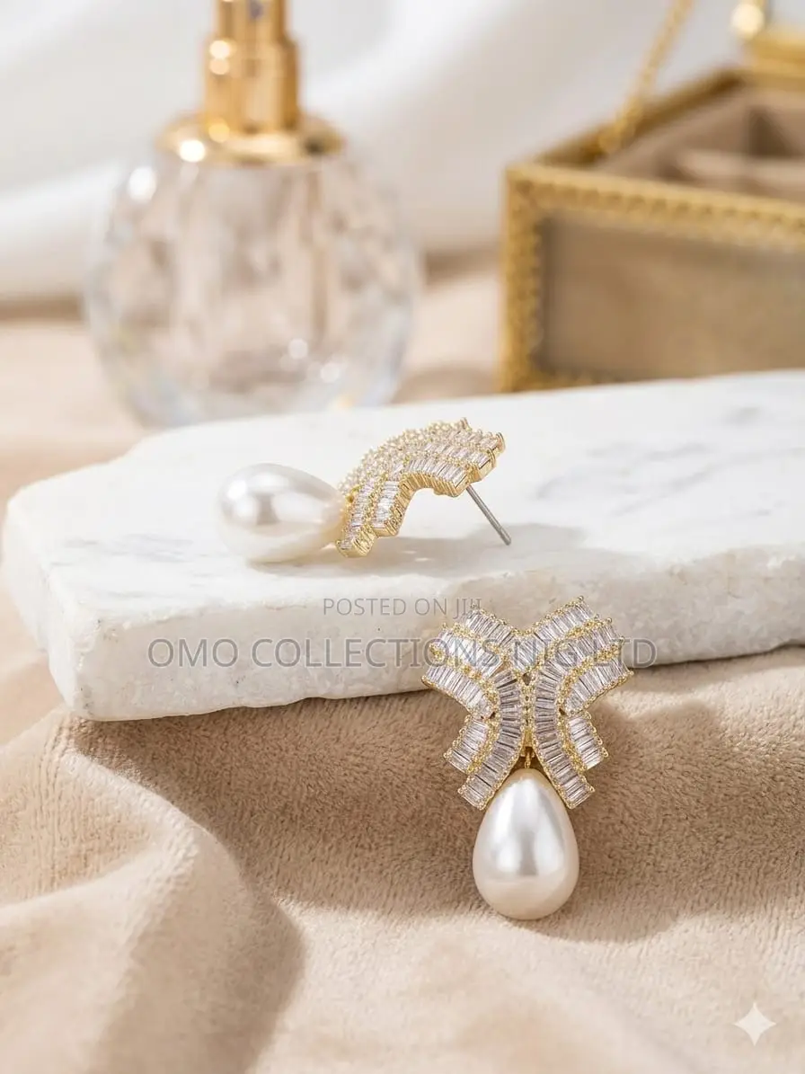 Elegant Crystal Bow Design Pearl Drop Earrings