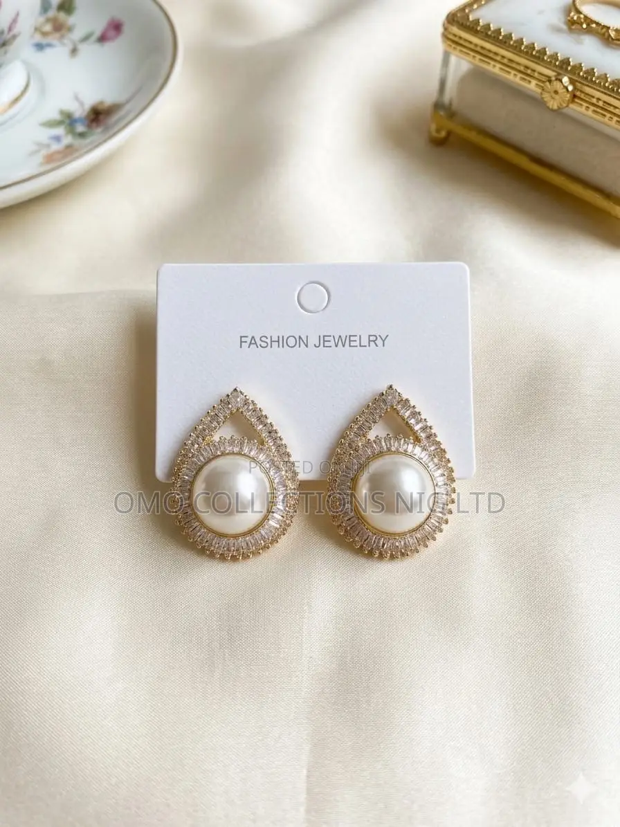 Elegant Crystal Bow Design Pearl Drop Earrings