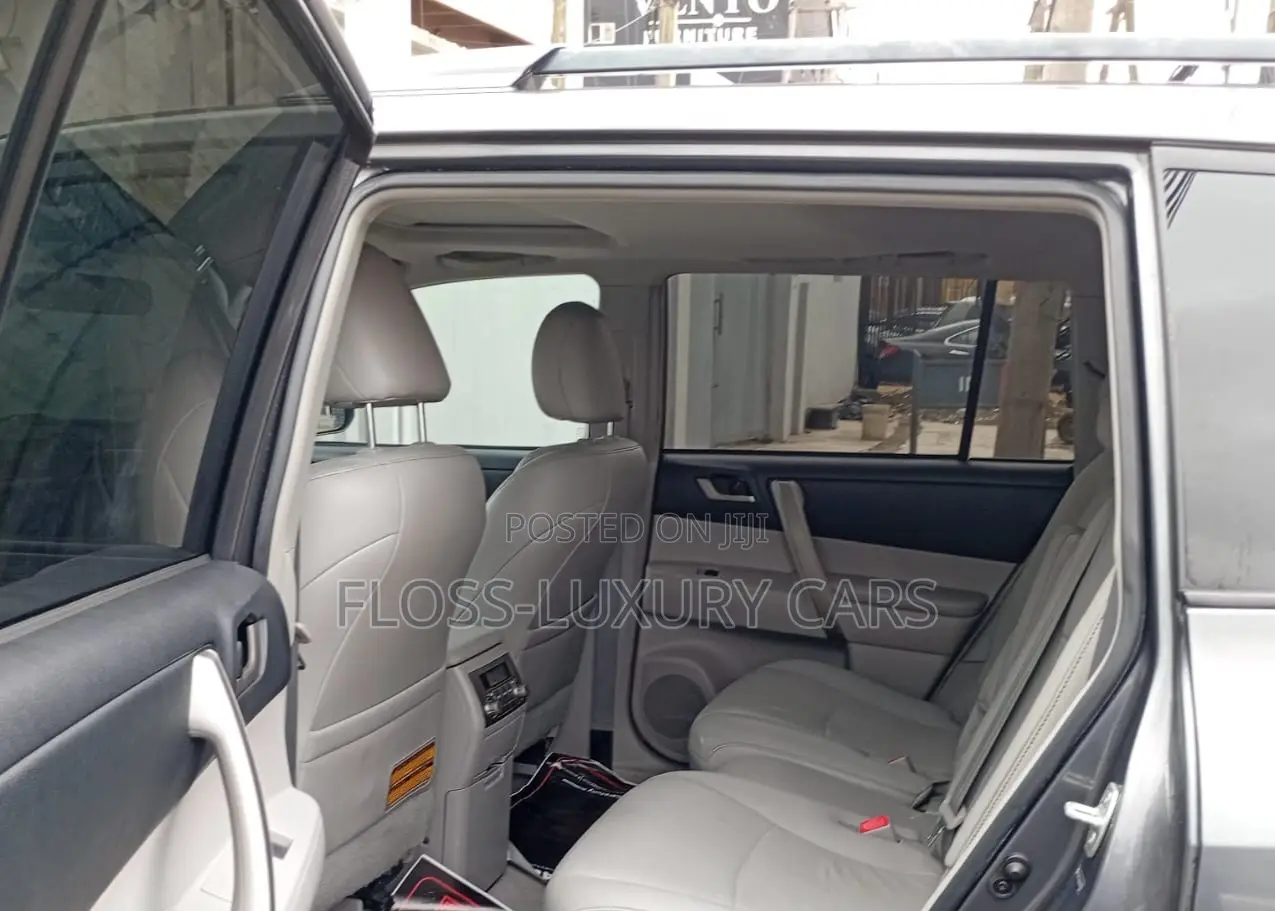 Toyota Highlander SE 2010 Gray