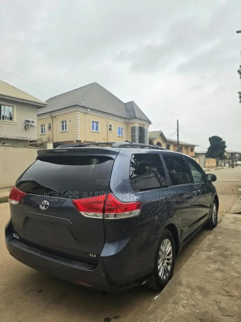 Toyota Sienna XLE AWD 7-Passenger 2013 Blue