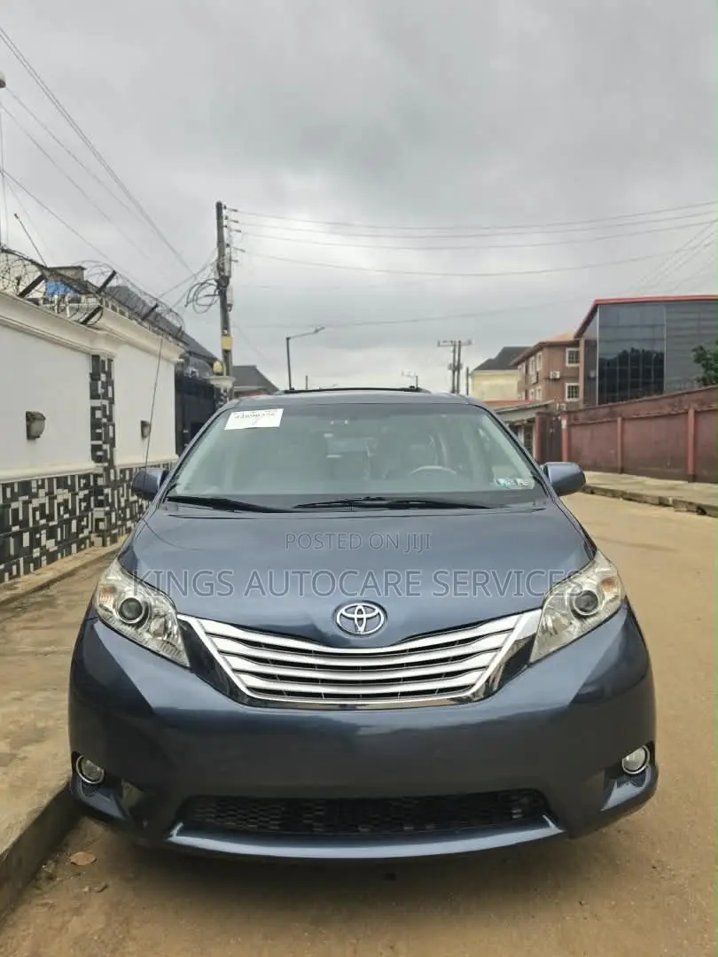 Toyota Sienna XLE AWD 7-Passenger 2013 Blue