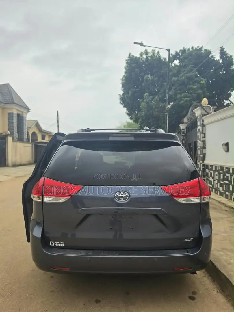 Toyota Sienna XLE AWD 7-Passenger 2013 Blue