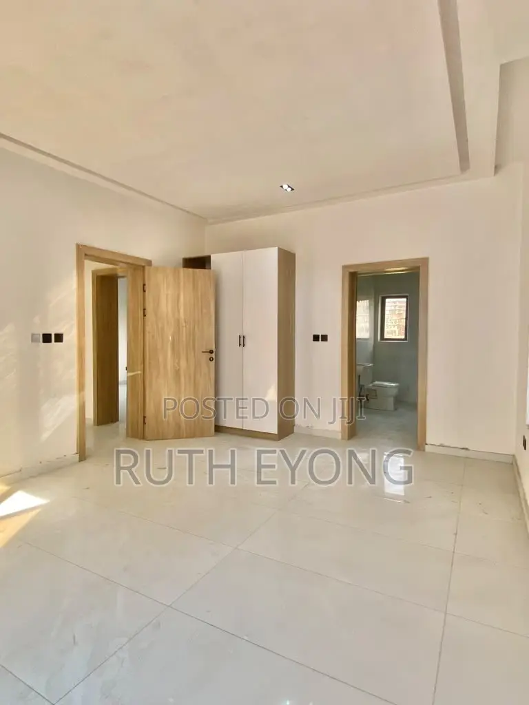 4bdrm Townhouse / Terrace in Lekki Phase 1 Off for rent