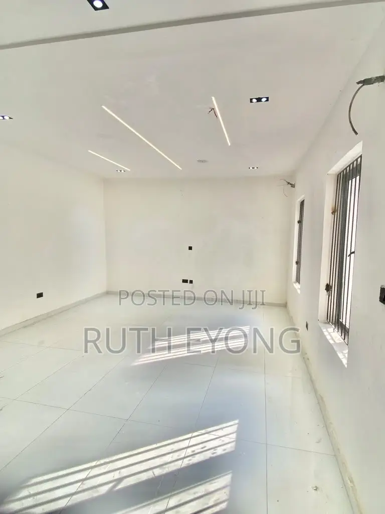 4bdrm Townhouse / Terrace in Lekki Phase 1 Off for rent