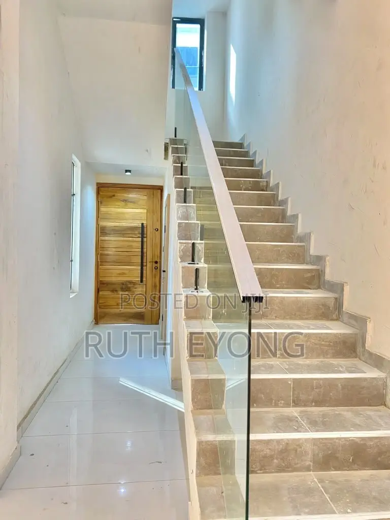 4bdrm Townhouse / Terrace in Lekki Phase 1 Off for rent