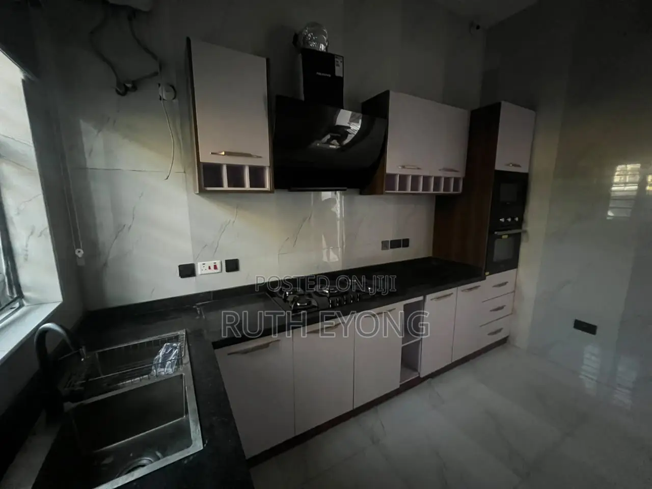 4bdrm Townhouse / Terrace in Off Spg Road Ologolo for rent