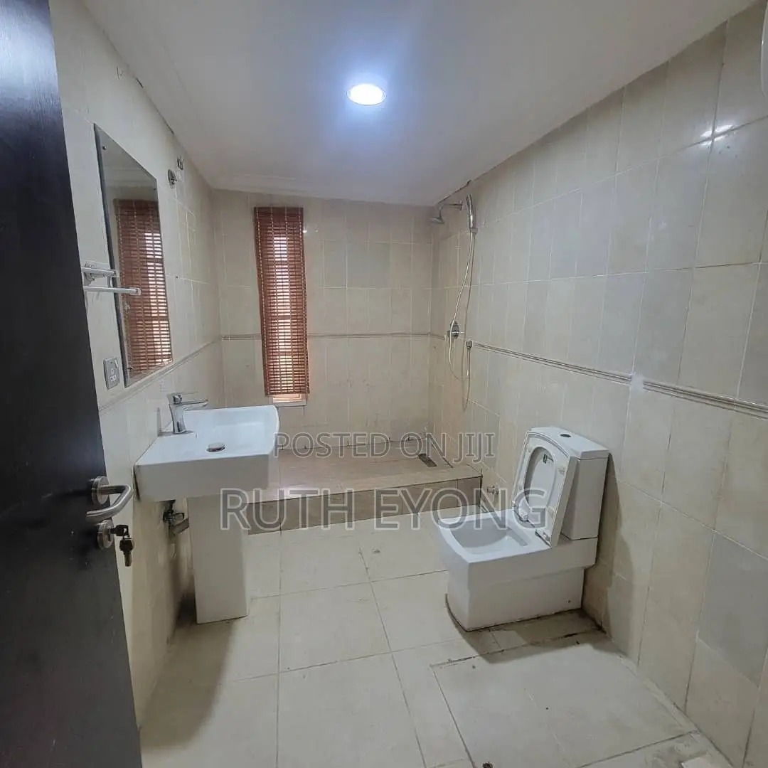 5bdrm Townhouse / Terrace in Off Nnpc Road Osapa for rent