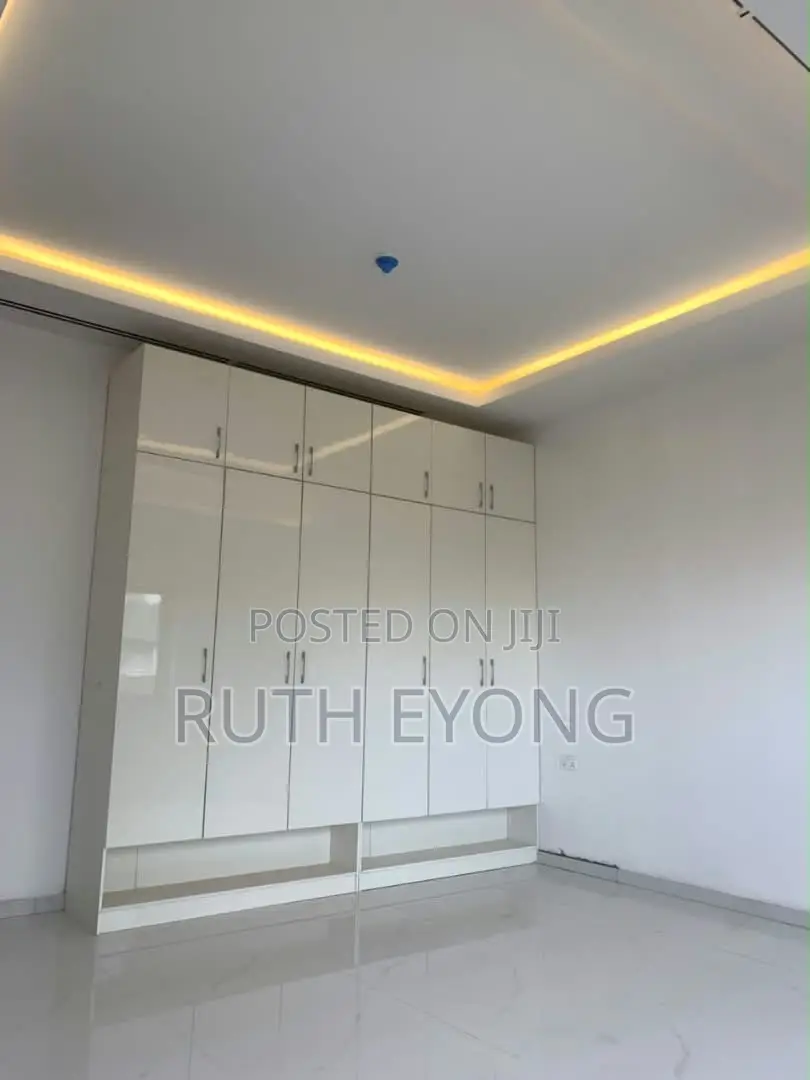 3bdrm Apartment in Of Ikoyi Off, Bourdillon for rent