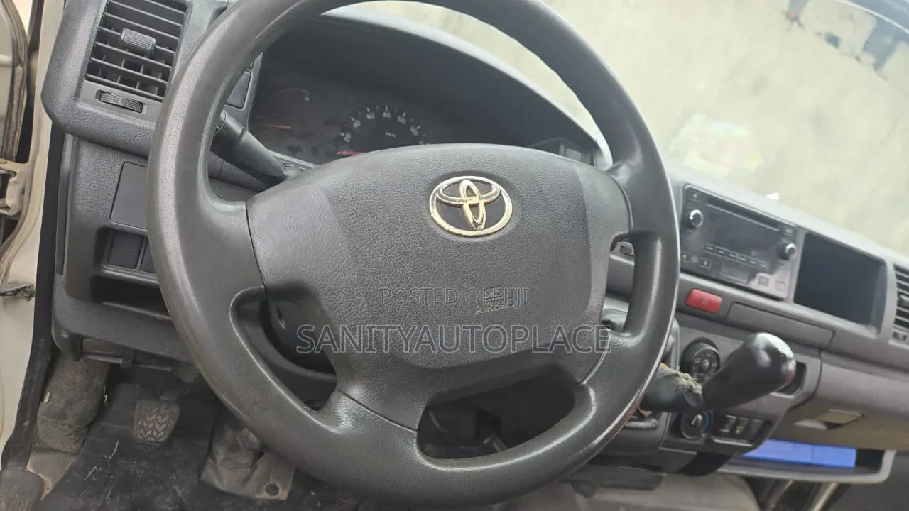 Toyota HiAce 2014 White