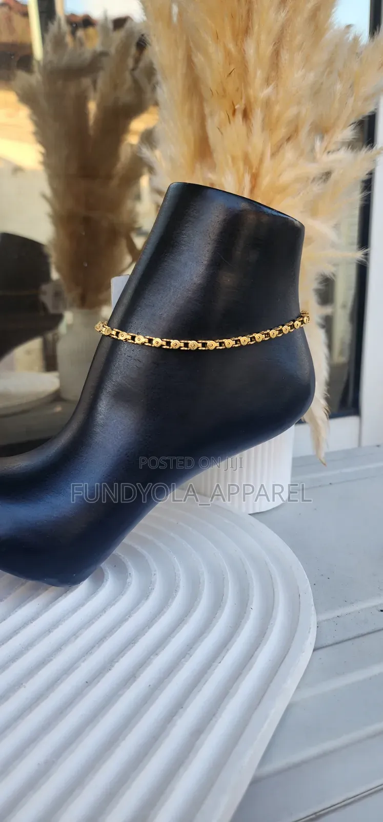 Boxed Designed Leg Chain