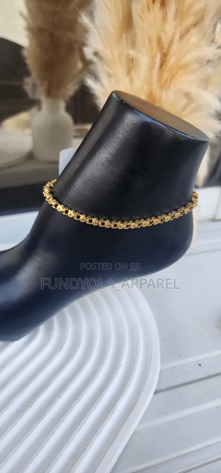 Boxed Designed Leg Chain