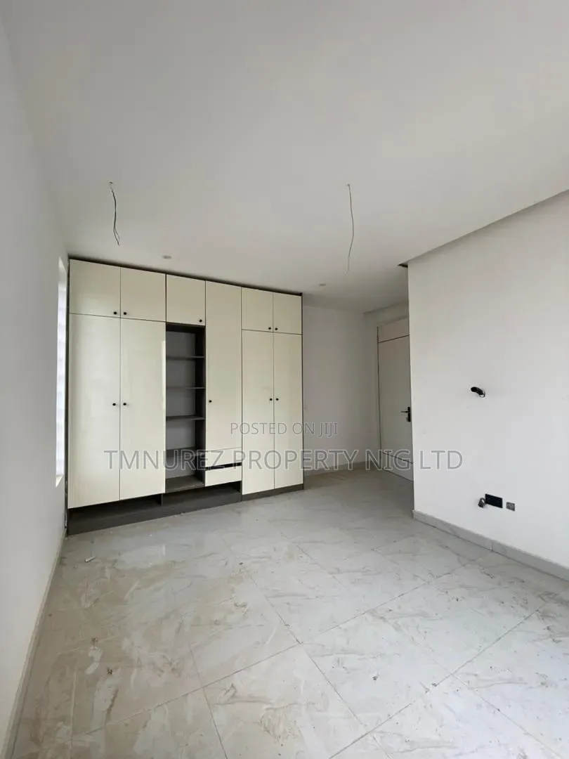 2bdrm Apartment in Lekki Phase 1 for sale