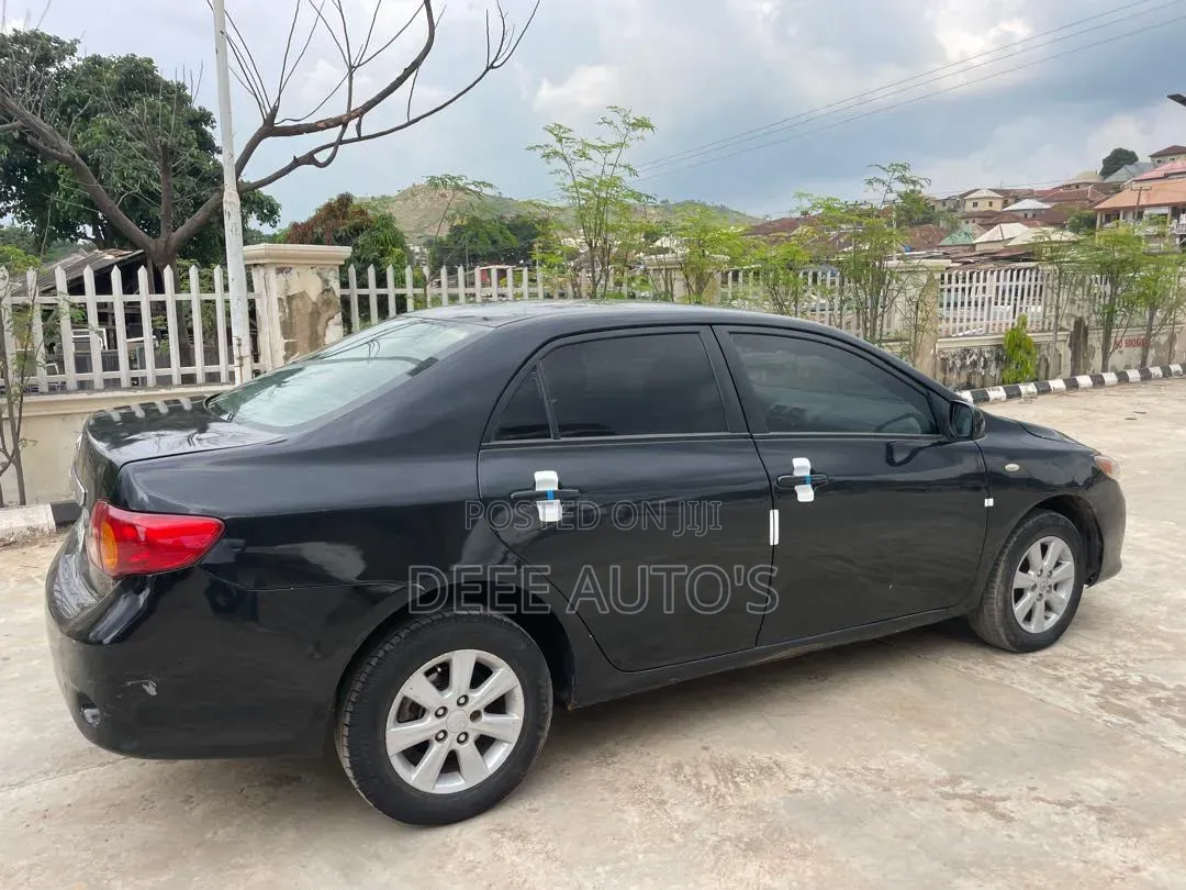 Toyota Corolla Base 4dr Sedan (1.8L 4cyl 5M) 2010 Black
