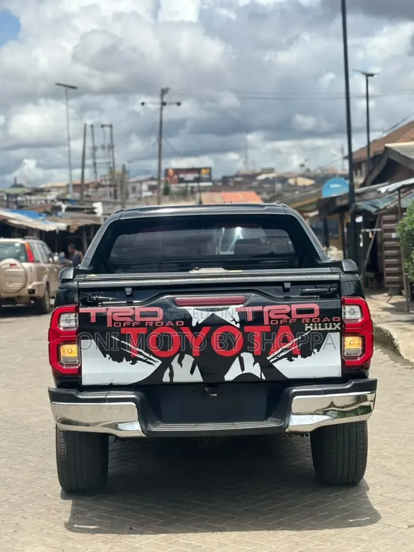 Toyota Hilux SR 4x4 2014 Black