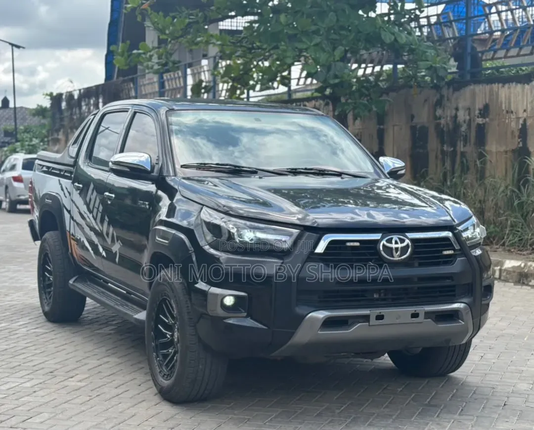 Toyota Hilux SR 4x4 2014 Black