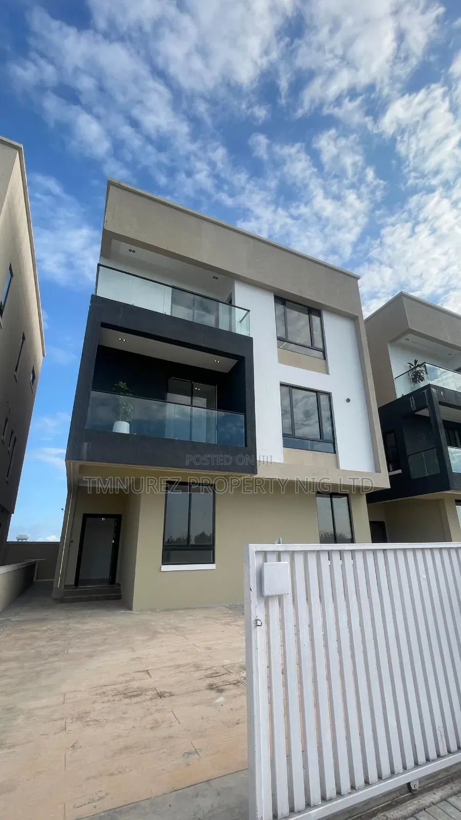 5bdrm Duplex in Osapa london for sale