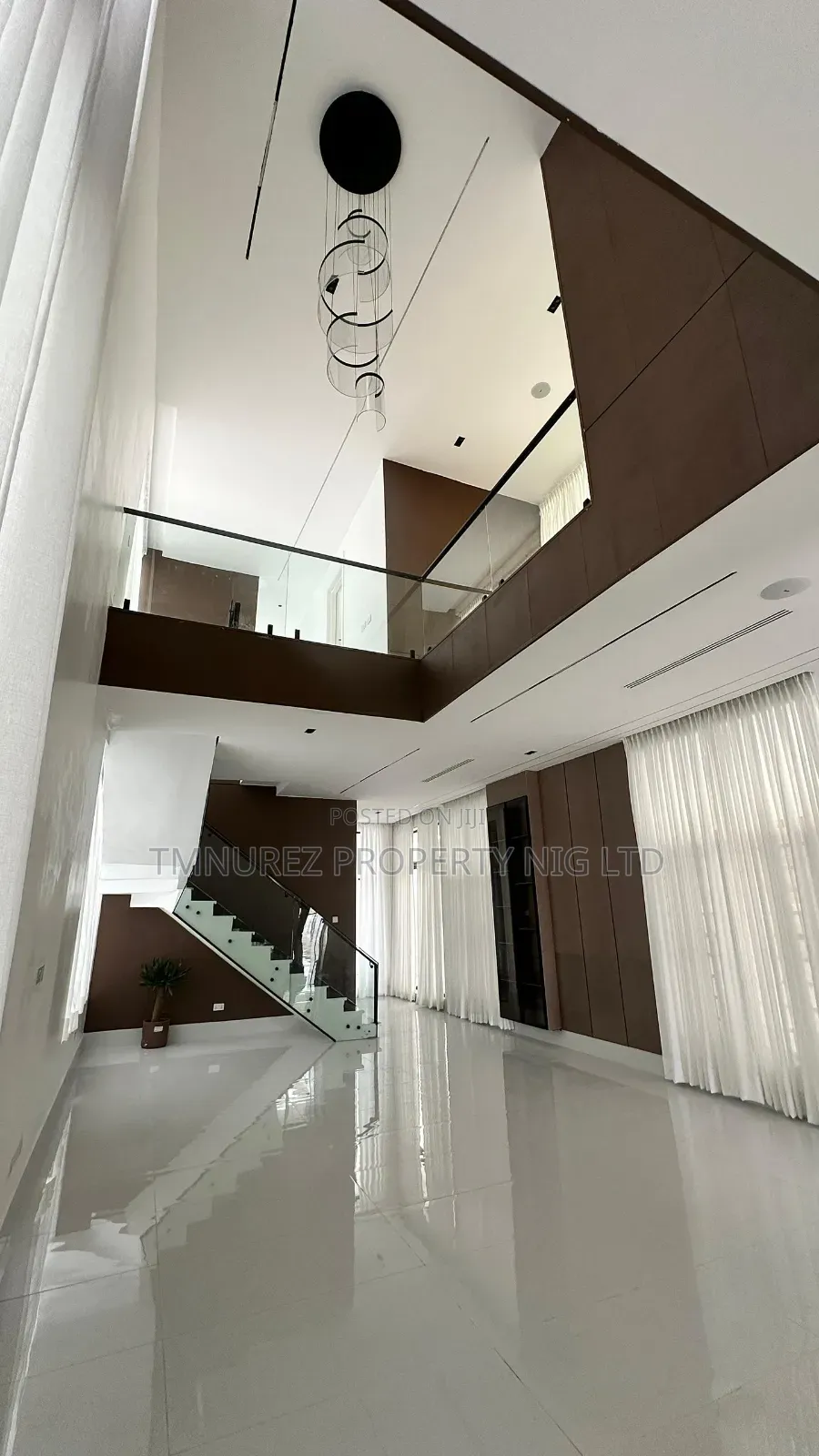 5bdrm Duplex in Chevron for sale