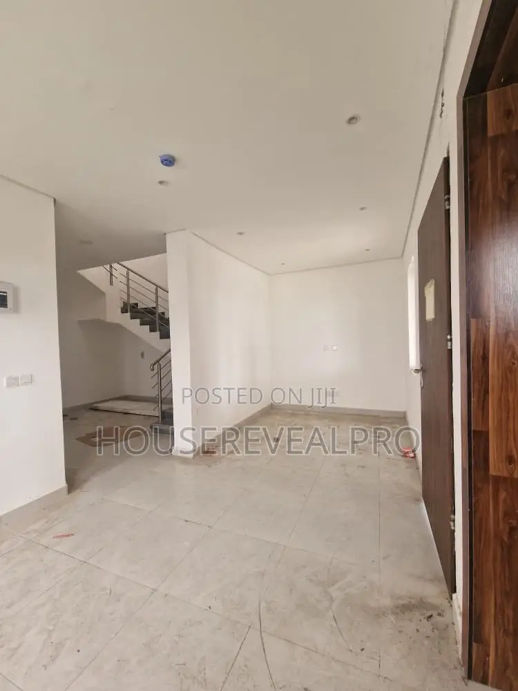 4bdrm Duplex in Chevron for rent