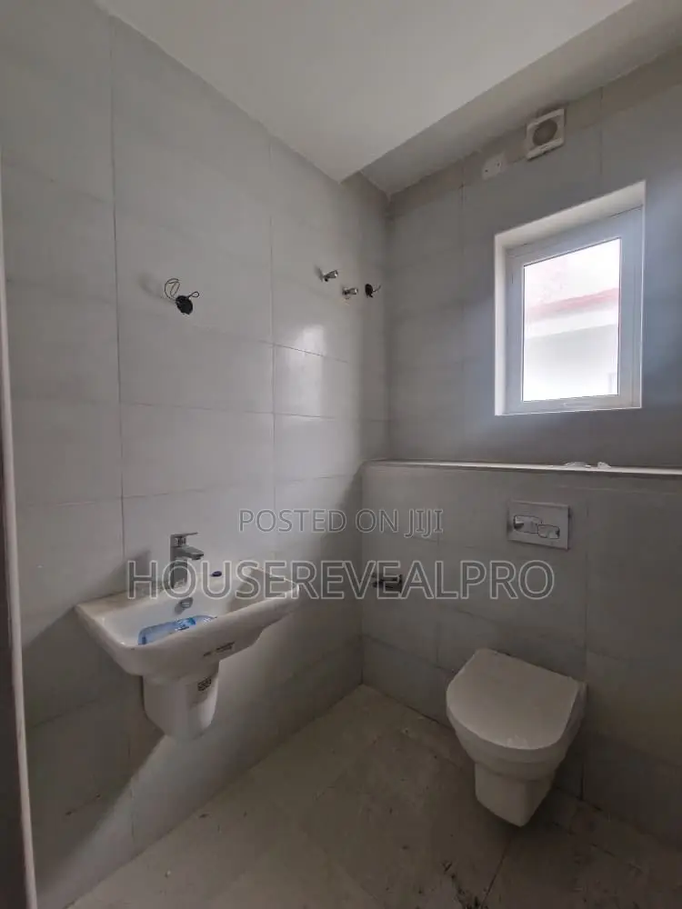 4bdrm Duplex in Chevron for rent