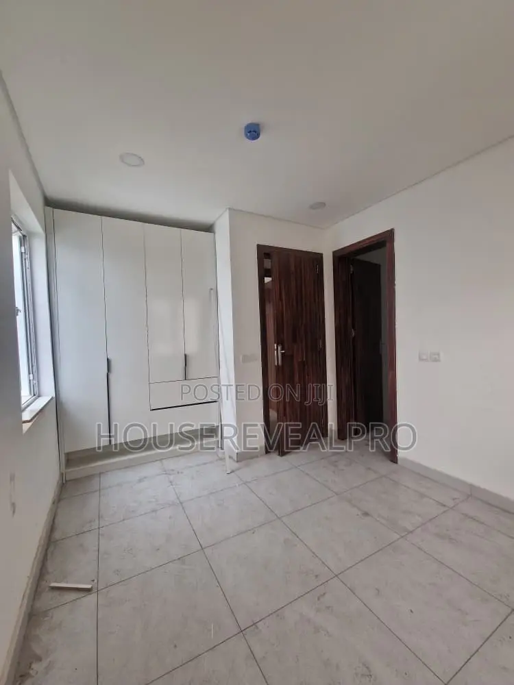 4bdrm Duplex in Chevron for rent
