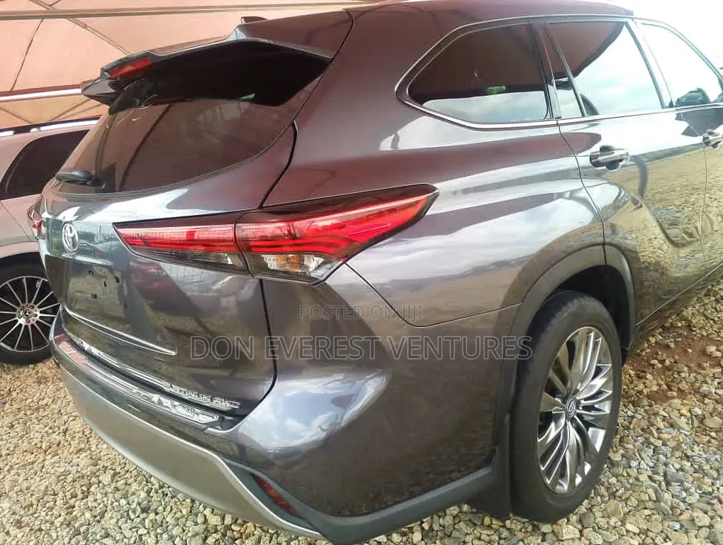 Toyota Highlander Platinum AWD 2023 Gray