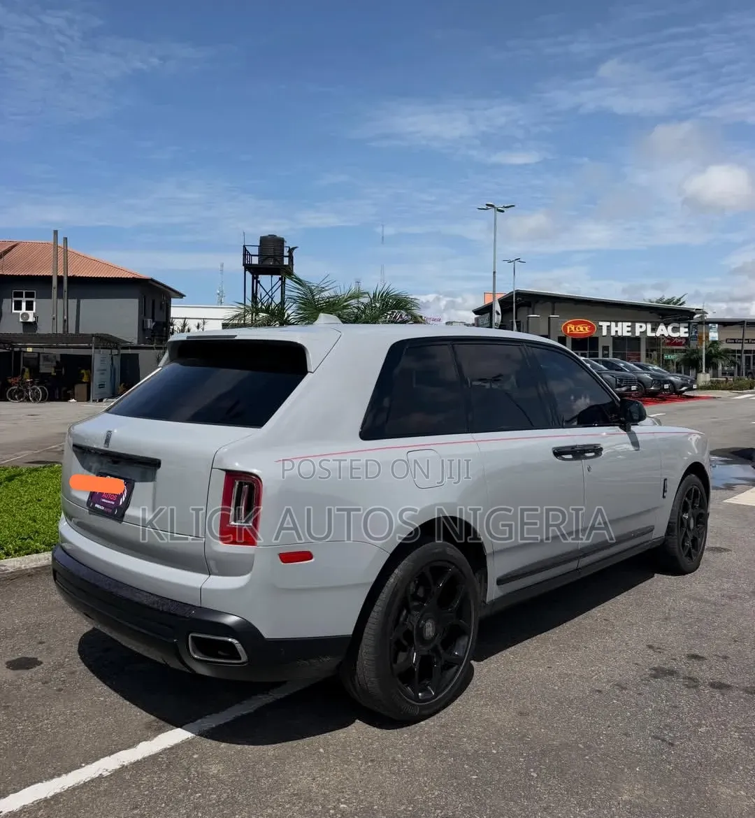 Rolls-Royce Cullinan Black Badge 2022 Silver