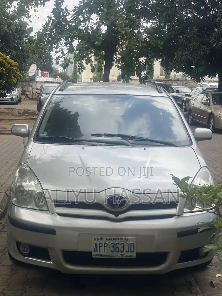 Toyota Verso 2010 Silver