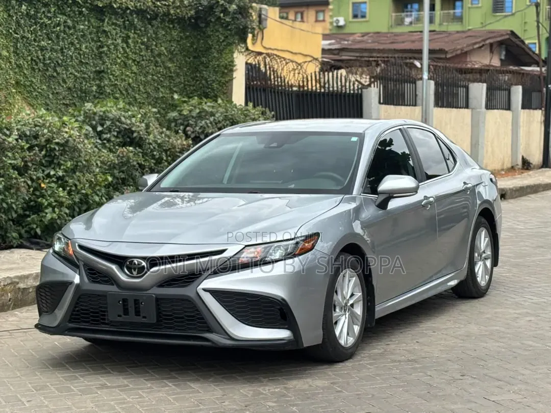 Toyota Camry SE 2024 Silver