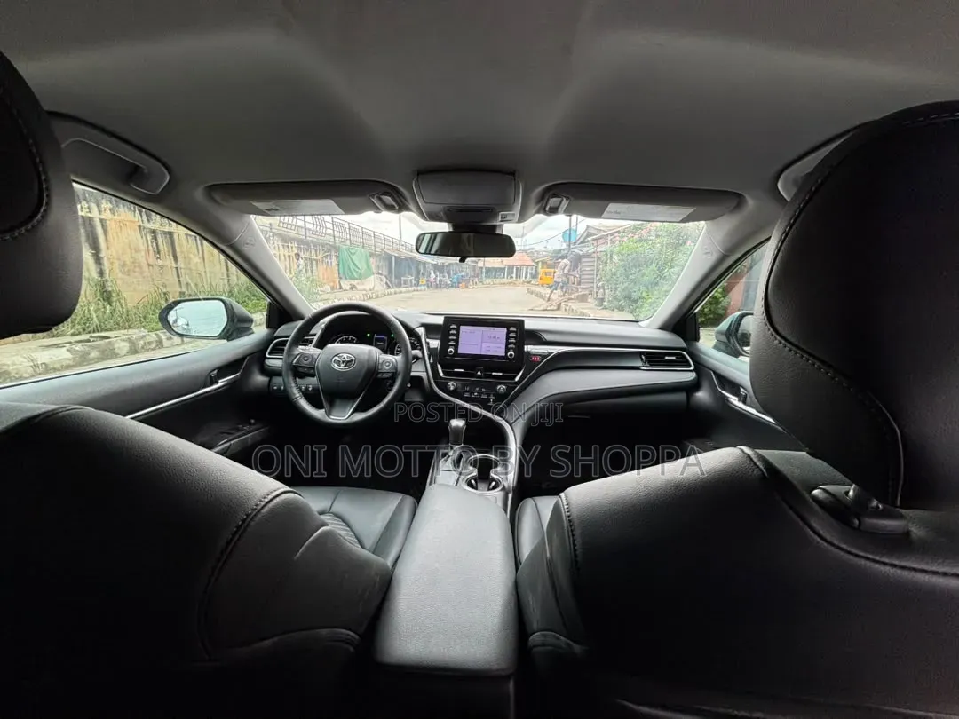 Toyota Camry SE 2024 Silver
