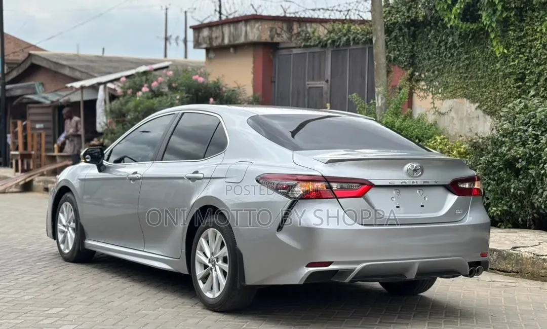 Toyota Camry SE 2024 Silver