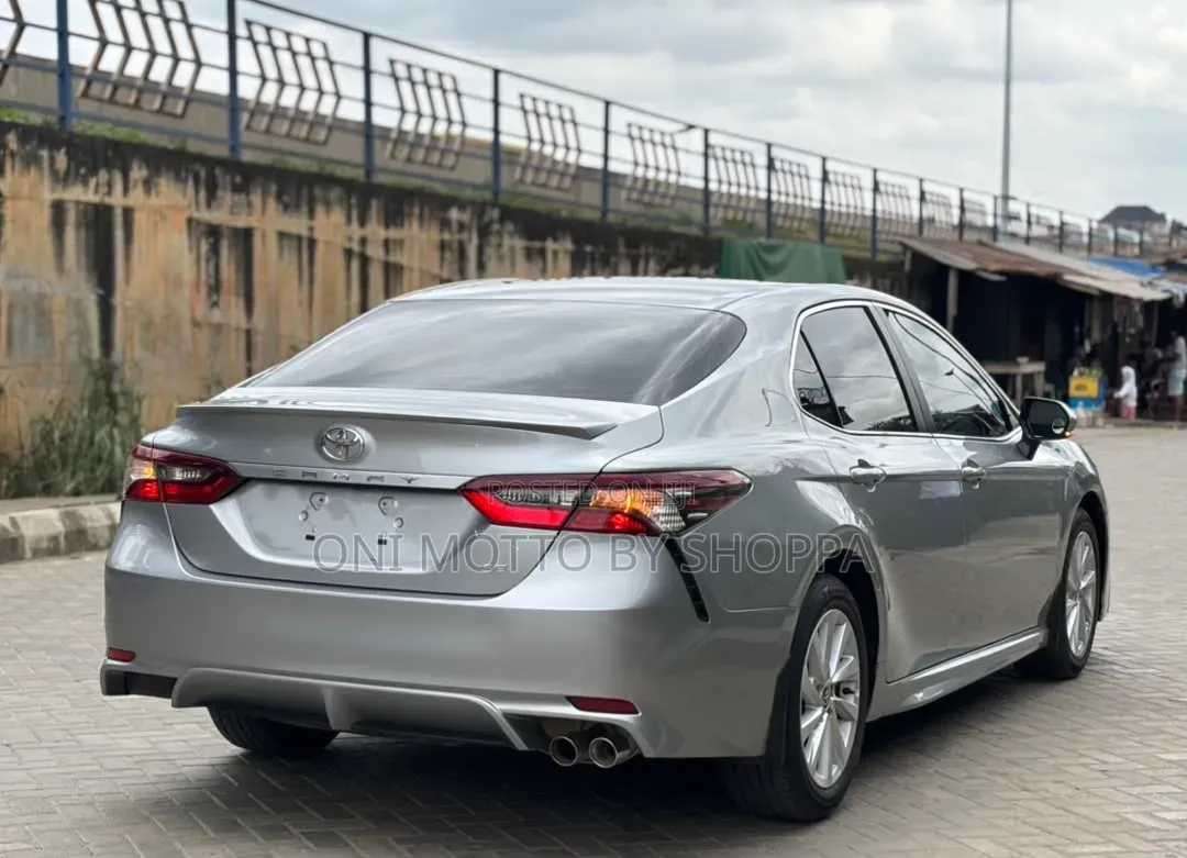 Toyota Camry SE 2024 Silver