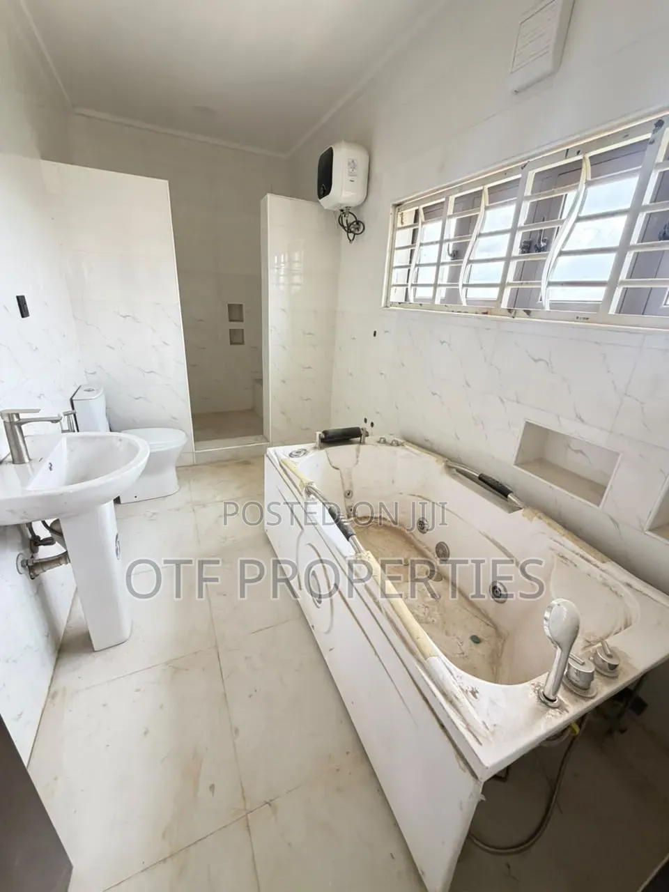 5bdrm Duplex in Guzape District for sale