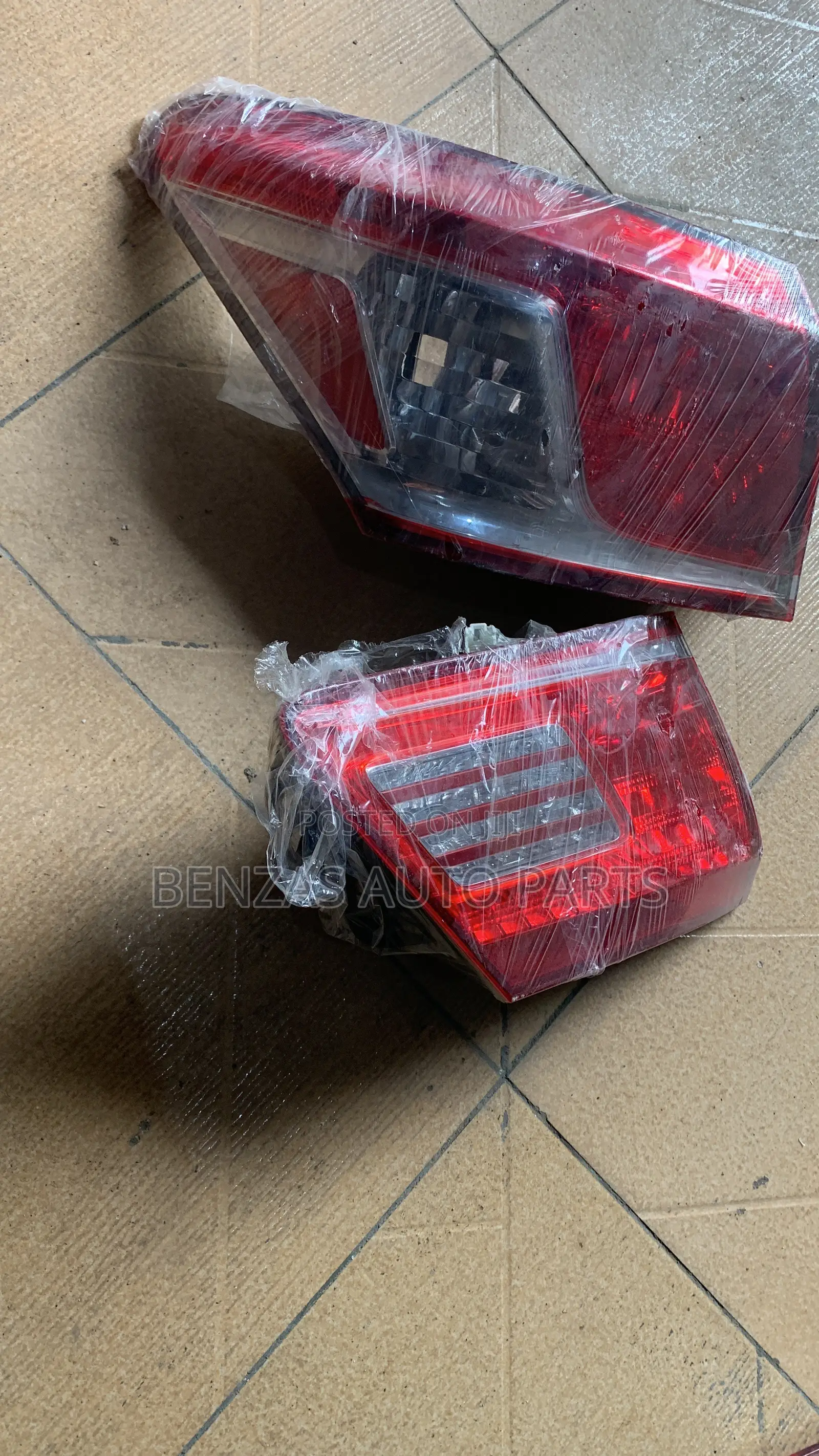 Nissan Maxima 2013 Taillight Replacement