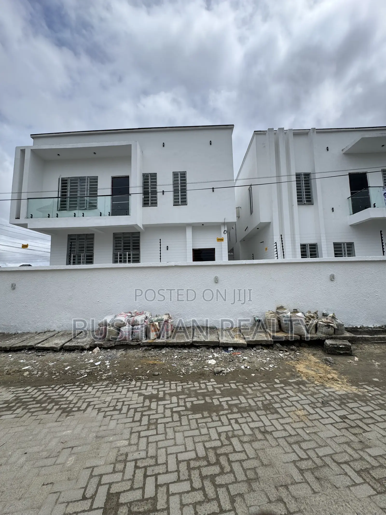 5bdrm Duplex in Ikota for sale