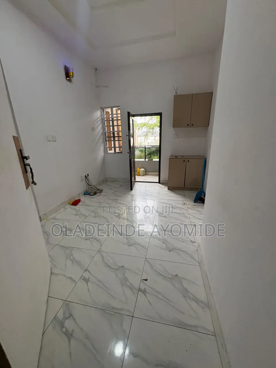 Mini Flat in Chevron for rent