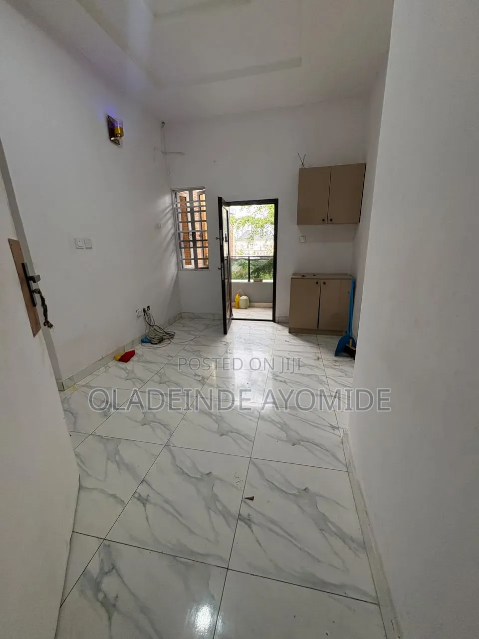 Mini Flat in Chevron for rent