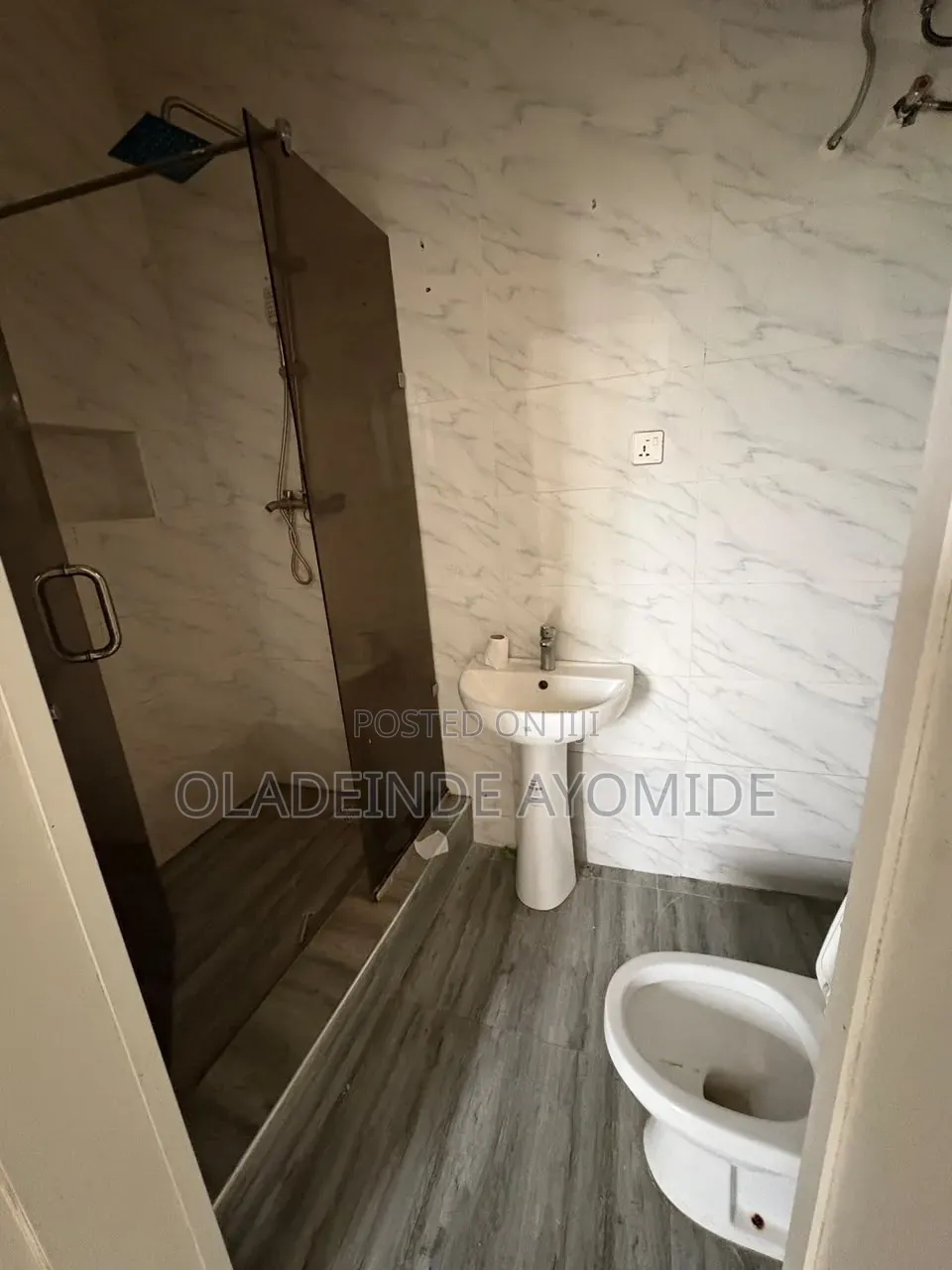 Mini Flat in Chevron for rent